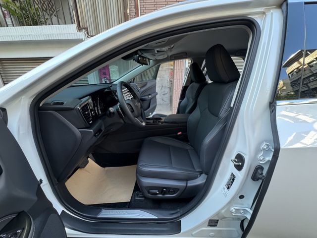 ★高規豪華版+升級精裝特仕~僅跑1萬媲美新車，全車原漆原鈑件，環景.電子後視.電尾門.盲點.LV2.雙電動椅，原廠紀錄★  第3張相片
