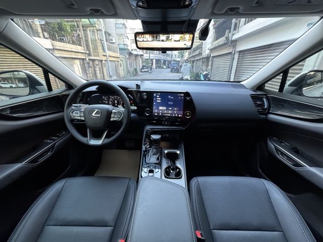 ★高規豪華版+升級精裝特仕~僅跑1萬媲美新車，全車原漆原鈑件，環景.電子後視.電尾門.盲點.LV2.雙電動椅，原廠紀錄★  第5張相片