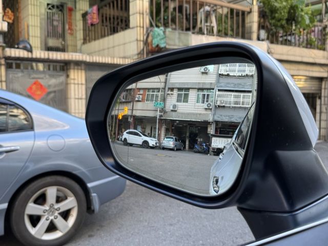 ★高規豪華版+升級精裝特仕~僅跑1萬媲美新車，全車原漆原鈑件，環景.電子後視.電尾門.盲點.LV2.雙電動椅，原廠紀錄★  第17張相片