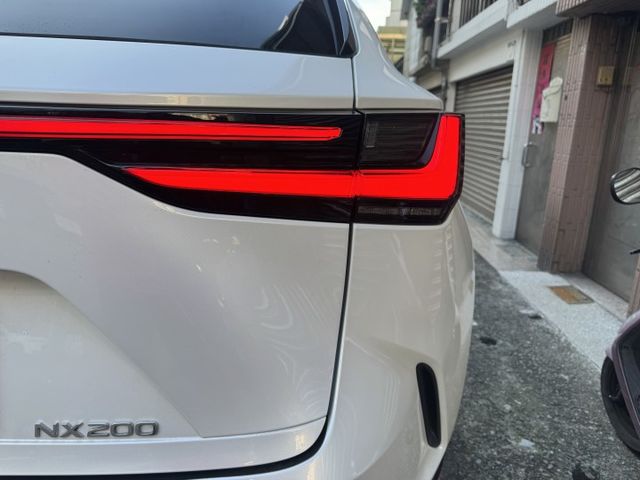 ★高規豪華版+升級精裝特仕~僅跑1萬媲美新車，全車原漆原鈑件，環景.電子後視.電尾門.盲點.LV2.雙電動椅，原廠紀錄★  第19張相片