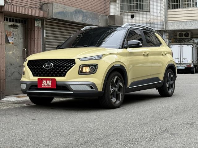 ★時尚珍妮佛黃+升級雙色套件/電子後視鏡~IKEY.定速.導航.CARPLAY.車道維持.無線充電，認證車原鈑件可全貸★  第1張相片