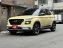 ★時尚珍妮佛黃+升級雙色套件/電子後視鏡~IKEY.定速.導航.CARPLAY.車道維持.無線充電，認證車原鈑件可全貸★  第1張縮圖