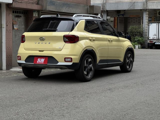 ★時尚珍妮佛黃+升級雙色套件/電子後視鏡~IKEY.定速.導航.CARPLAY.車道維持.無線充電，認證車原鈑件可全貸★  第2張相片