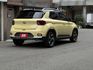 ★時尚珍妮佛黃+升級雙色套件/電子後視鏡~IKEY.定速.導航.CARPLAY.車道維持.無線充電，認證車原鈑件可全貸★  第2張縮圖
