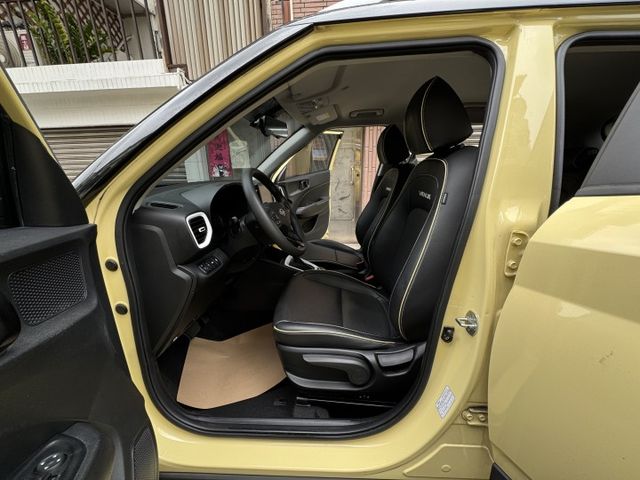 ★時尚珍妮佛黃+升級雙色套件/電子後視鏡~IKEY.定速.導航.CARPLAY.車道維持.無線充電，認證車原鈑件可全貸★  第3張相片