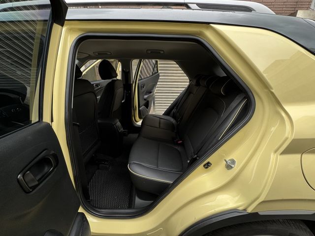 ★時尚珍妮佛黃+升級雙色套件/電子後視鏡~IKEY.定速.導航.CARPLAY.車道維持.無線充電，認證車原鈑件可全貸★  第4張相片