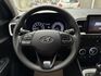 ★時尚珍妮佛黃+升級雙色套件/電子後視鏡~IKEY.定速.導航.CARPLAY.車道維持.無線充電，認證車原鈑件可全貸★  第7張縮圖
