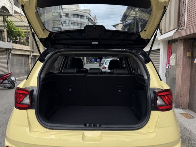 ★時尚珍妮佛黃+升級雙色套件/電子後視鏡~IKEY.定速.導航.CARPLAY.車道維持.無線充電，認證車原鈑件可全貸★  第10張相片