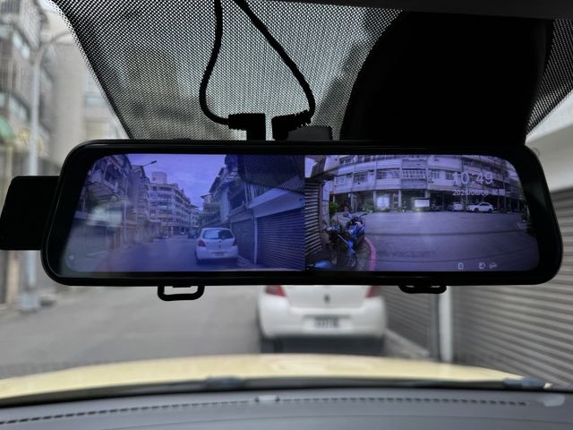 ★時尚珍妮佛黃+升級雙色套件/電子後視鏡~IKEY.定速.導航.CARPLAY.車道維持.無線充電，認證車原鈑件可全貸★  第11張相片