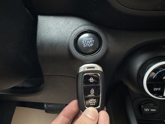 ★時尚珍妮佛黃+升級雙色套件/電子後視鏡~IKEY.定速.導航.CARPLAY.車道維持.無線充電，認證車原鈑件可全貸★  第13張相片