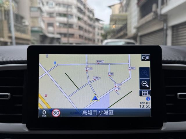 ★時尚珍妮佛黃+升級雙色套件/電子後視鏡~IKEY.定速.導航.CARPLAY.車道維持.無線充電，認證車原鈑件可全貸★  第16張相片