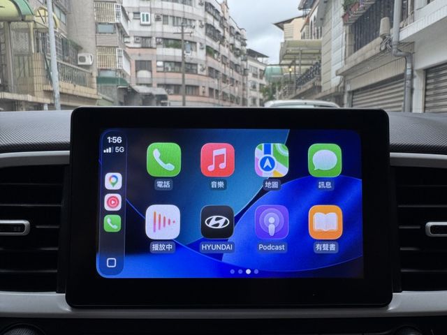★時尚珍妮佛黃+升級雙色套件/電子後視鏡~IKEY.定速.導航.CARPLAY.車道維持.無線充電，認證車原鈑件可全貸★  第17張相片