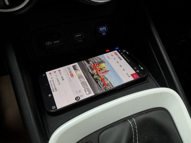 ★時尚珍妮佛黃+升級雙色套件/電子後視鏡~IKEY.定速.導航.CARPLAY.車道維持.無線充電，認證車原鈑件可全貸★  第18張相片