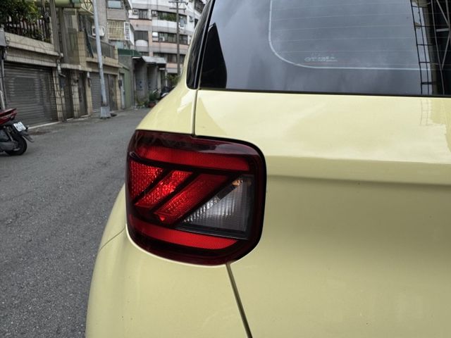 ★時尚珍妮佛黃+升級雙色套件/電子後視鏡~IKEY.定速.導航.CARPLAY.車道維持.無線充電，認證車原鈑件可全貸★  第19張相片