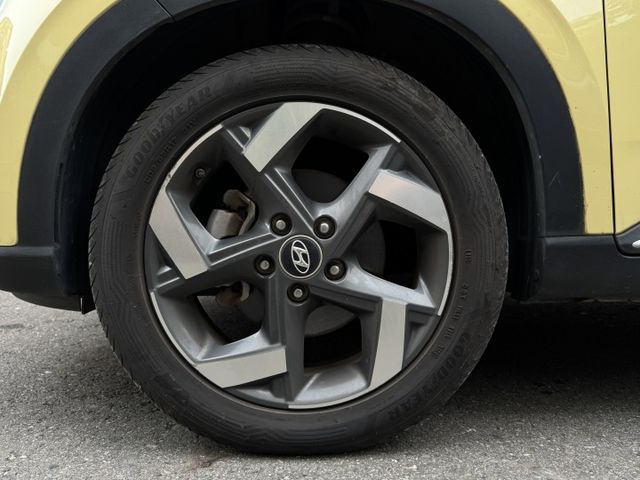 ★時尚珍妮佛黃+升級雙色套件/電子後視鏡~IKEY.定速.導航.CARPLAY.車道維持.無線充電，認證車原鈑件可全貸★  第20張相片