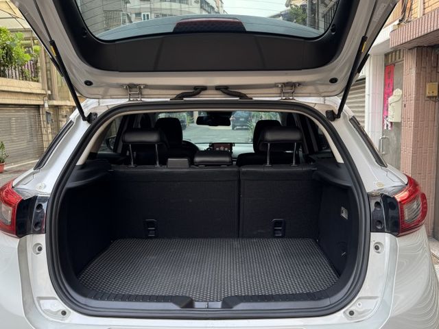★頂級版最美白色系~僅跑11萬，認證車原鈑件，IKEY.盲點.LED.AEB.HUD.防滑系統.日型燈，原廠保養紀錄★  第10張相片