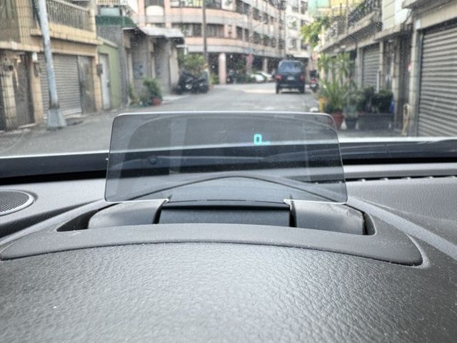 ★頂級版最美白色系~僅跑11萬，認證車原鈑件，IKEY.盲點.LED.AEB.HUD.防滑系統.日型燈，原廠保養紀錄★  第13張相片