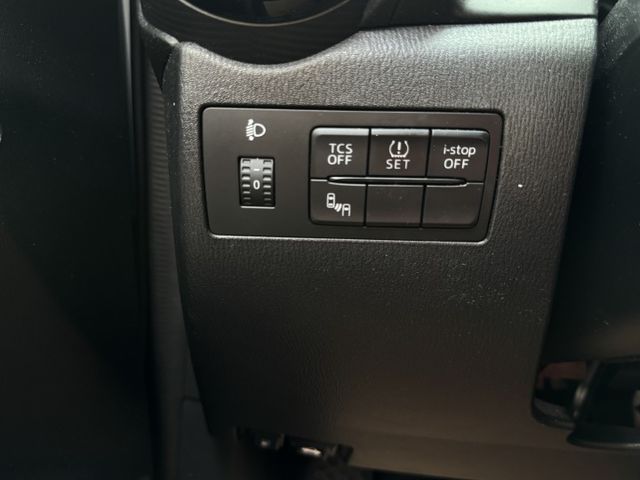 ★頂級版最美白色系~僅跑11萬，認證車原鈑件，IKEY.盲點.LED.AEB.HUD.防滑系統.日型燈，原廠保養紀錄★  第16張相片