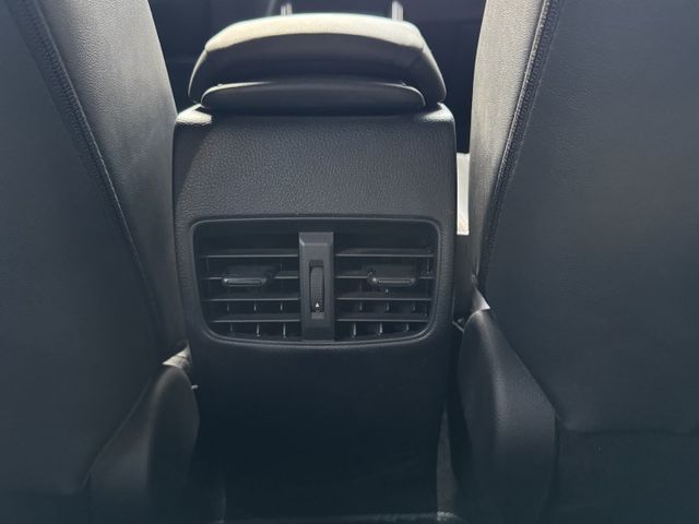 ★僅跑3萬多最美白色系~認證車原鈑件，原廠保固中，IKEY.ACC.車道維持.CARPLAY.恆溫，可全額貸款★  第15張相片
