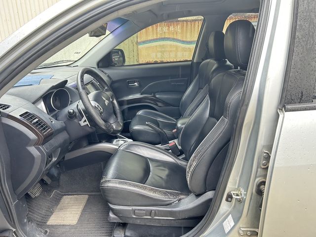 MITSUBISHI三菱 OUTLANDER  第3張相片