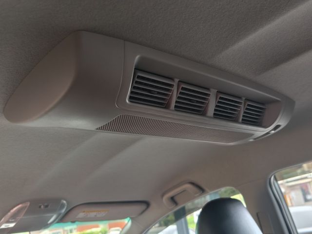 2016年~超級漂亮WISH~全車原鈑件~一手車~里程僅跑12萬唷~優質7人座的車已經不多~省油~耐超~後座出風口~  第14張相片