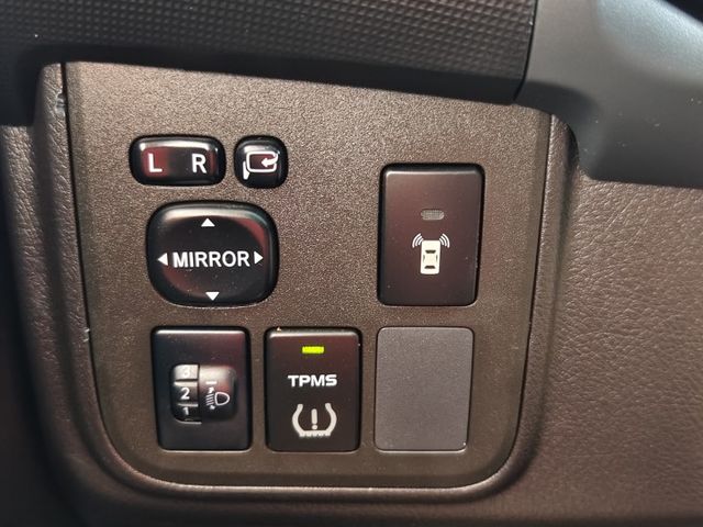 2016年~超級漂亮WISH~全車原鈑件~一手車~里程僅跑12萬唷~優質7人座的車已經不多~省油~耐超~後座出風口~  第17張相片