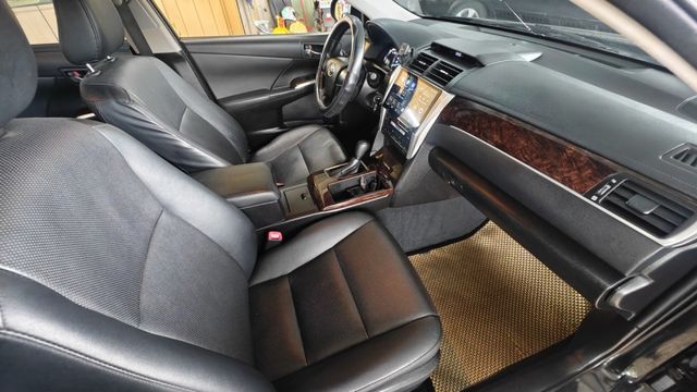 2018年~CAMRY~黑色~多媒體音響主機~倒車影像~皮椅~電折~胎壓偵測~霧燈~恆溫空調~  第6張相片