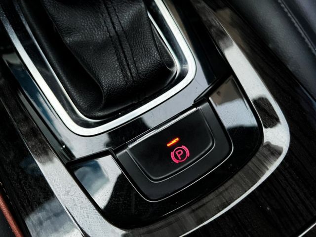 2017年 納智捷 U6 TURBO ECO 最高階配備 IKEY、摸門、換檔撥片、定速、循跡防滑 便宜好開車況好  第16張相片