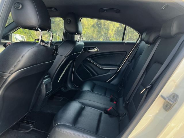 夢想駕馭 尊榮享受！升級AMG！安卓機 CarPlay 自動停車 360環景 光感應頭燈 I-Stop怠速熄火  第10張相片