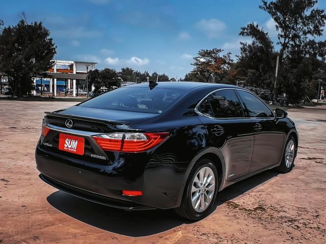 低調卻隱隱透出質感與格局 里程十萬 中大型豪華房車 安靜 省油 耐看！！！  第4張相片