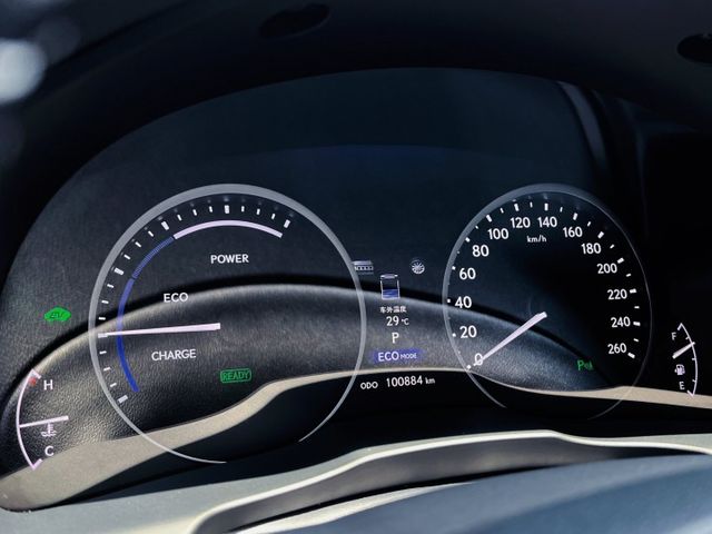 低調卻隱隱透出質感與格局 里程十萬 中大型豪華房車 安靜 省油 耐看！！！  第8張相片
