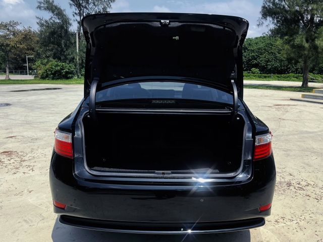 低調卻隱隱透出質感與格局 里程十萬 中大型豪華房車 安靜 省油 耐看！！！  第13張相片