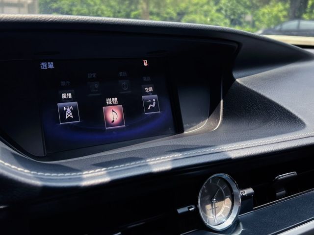 低調卻隱隱透出質感與格局 里程十萬 中大型豪華房車 安靜 省油 耐看！！！  第14張相片