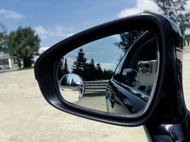 低調卻隱隱透出質感與格局 里程十萬 中大型豪華房車 安靜 省油 耐看！！！  第17張相片