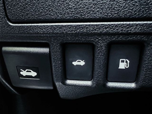 低調卻隱隱透出質感與格局 里程十萬 中大型豪華房車 安靜 省油 耐看！！！  第19張相片