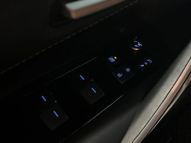 五門勁跑 旗艦精裝滿配 原鈑件 I-Key CarPlay ACC跟車 抬頭顯示 雙前座電熱椅 18寸鋁圈 盲點  第13張相片