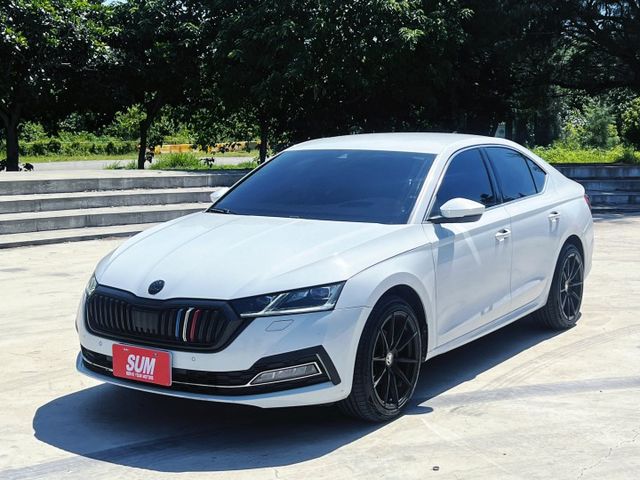 -KEY 摸門 Acc跟車 車道偏移 智慧車陣穿梭 MatrixLED頭燈 盲點 電熱椅 無線充電板 CarPlay  第1張相片