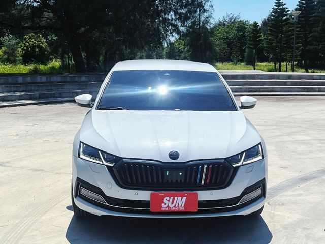-KEY 摸門 Acc跟車 車道偏移 智慧車陣穿梭 MatrixLED頭燈 盲點 電熱椅 無線充電板 CarPlay  第2張相片