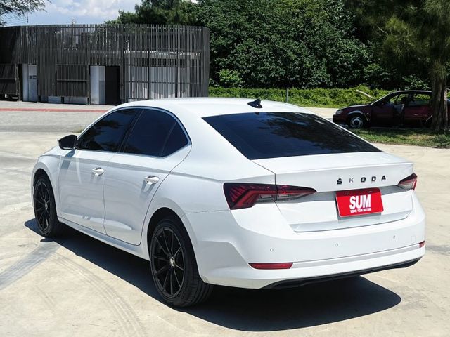 -KEY 摸門 Acc跟車 車道偏移 智慧車陣穿梭 MatrixLED頭燈 盲點 電熱椅 無線充電板 CarPlay  第6張相片