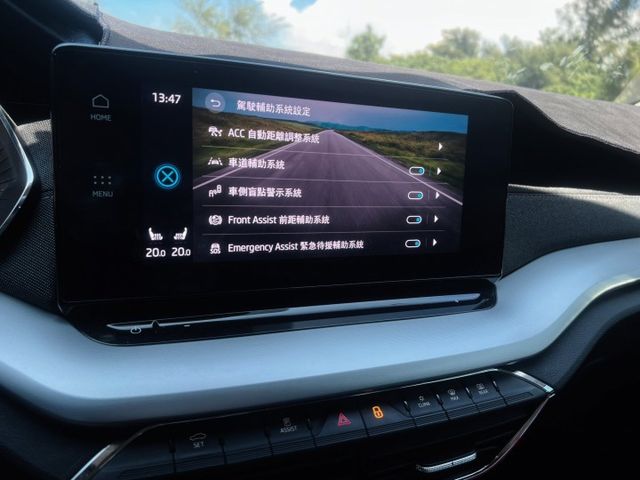 -KEY 摸門 Acc跟車 車道偏移 智慧車陣穿梭 MatrixLED頭燈 盲點 電熱椅 無線充電板 CarPlay  第13張相片