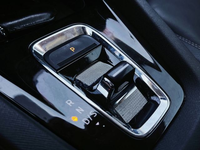 -KEY 摸門 Acc跟車 車道偏移 智慧車陣穿梭 MatrixLED頭燈 盲點 電熱椅 無線充電板 CarPlay  第15張相片