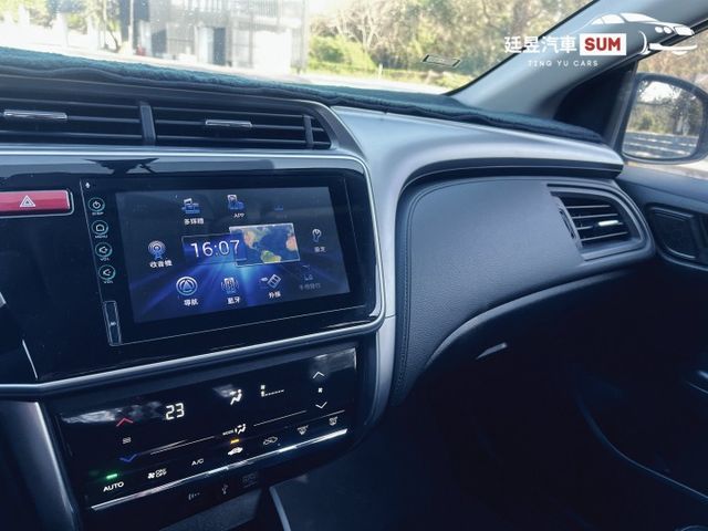 省油代步首選 倒車顯影 倒車雷達 循跡防滑 電折後視鏡 方向盤快控 抬頭顯示 衛星導航  第13張相片