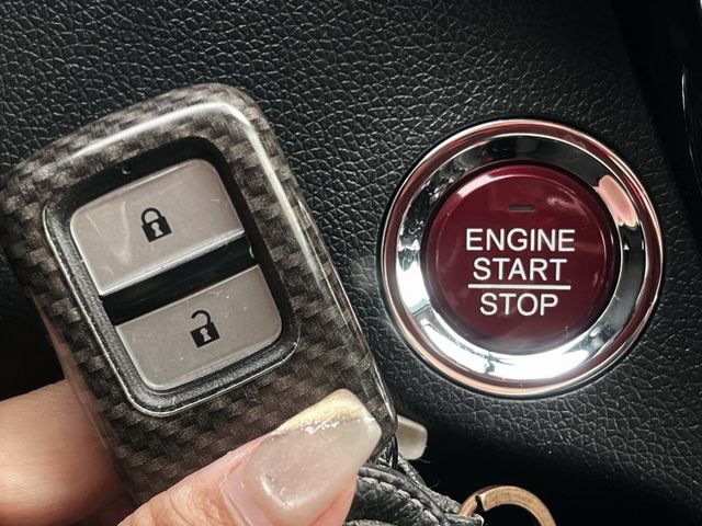 家庭時尚輕休旅 I-Key 抬頭顯示 衛星導航 定速巡航 倒車顯影 倒車雷達 恆溫空調 多功能方向盤  第16張相片