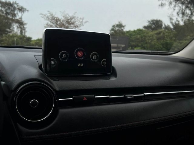 代步掀背小車 I-Key 衛星導航 電折後視鏡 循跡防滑 倒車雷達 倒車顯影 藍牙通訊  第12張相片
