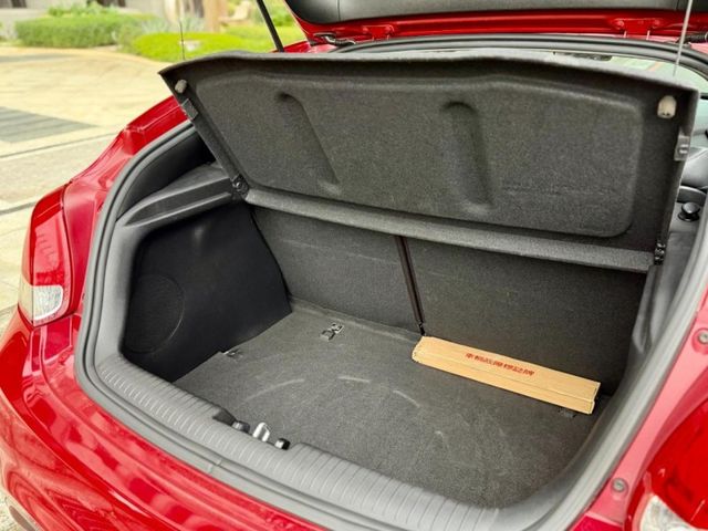 Hyundai  Veloster  第7張相片