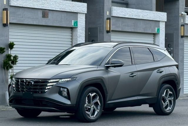 只跑4千公里 ! 全車消光犀牛皮  免鑰匙/全景天窗/電尾門/電動椅/跟車/盲點/定速/車道偏離/車道維持/車頂行李架  第1張相片