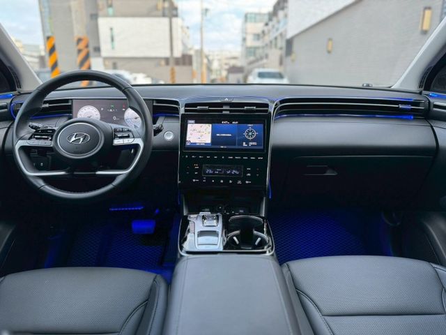 只跑4千公里 ! 全車消光犀牛皮  免鑰匙/全景天窗/電尾門/電動椅/跟車/盲點/定速/車道偏離/車道維持/車頂行李架  第3張相片
