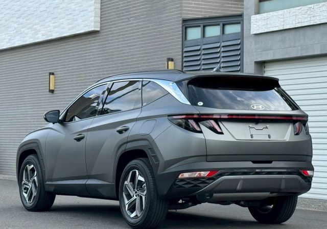 只跑4千公里 ! 全車消光犀牛皮  免鑰匙/全景天窗/電尾門/電動椅/跟車/盲點/定速/車道偏離/車道維持/車頂行李架  第15張相片