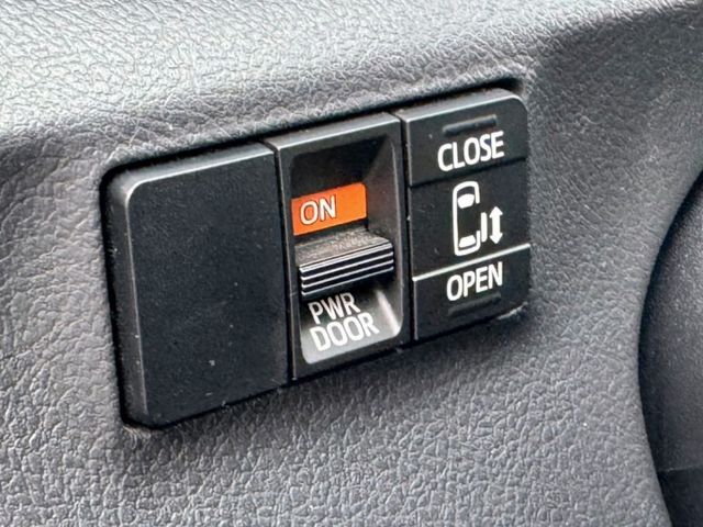 ( 5人座 ) 單邊電動滑門/預警系統/車道偏移/盲點/定速/防滑/車前雷達/音響快控鍵/倒車顯影  第7張相片