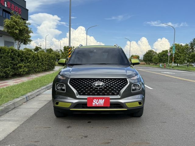 ( GLC ) 免鑰匙/Car Play/六安/防追撞系統/車道偏移/防滑/車頂行李架/無線充電盤/定速/環景/盲點  第2張相片